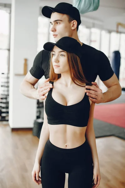 Sports couple in a morning gym — Stock Photo, Image