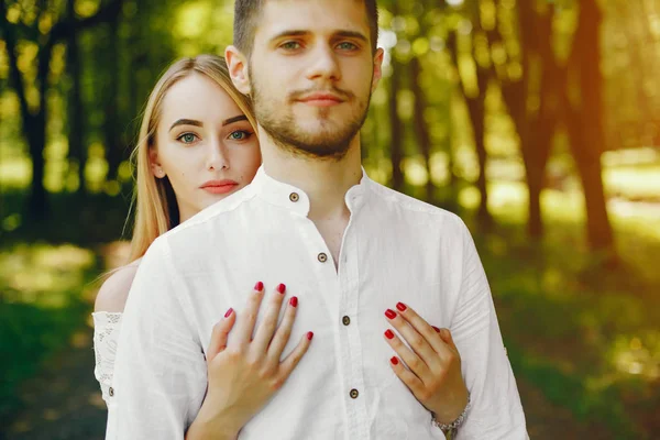 Casal elegante em uma floresta — Fotografia de Stock