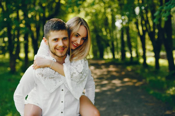 Elegant par i en skog — Stockfoto