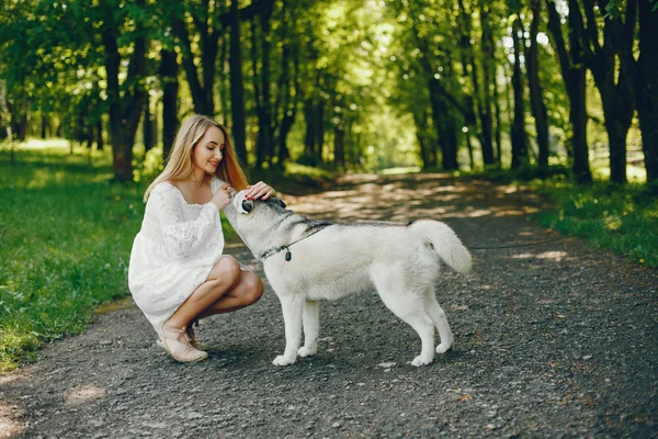 Sevimli köpek ile zarif kız — Stok fotoğraf