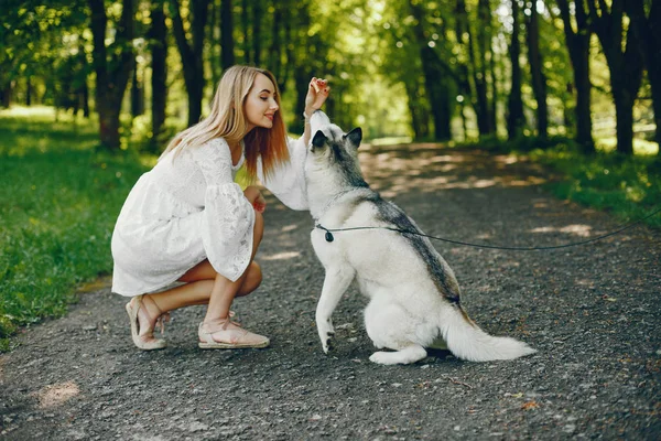 sevimli köpek ile zarif kız