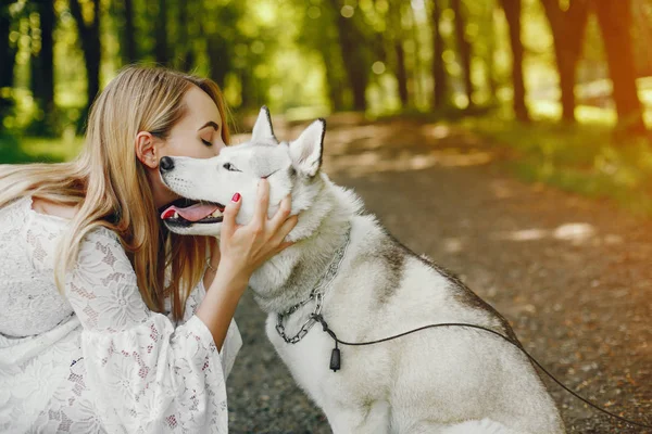 Chica elegante con lindo perro — Foto de Stock