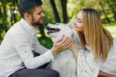 bir ormanda zarif çift