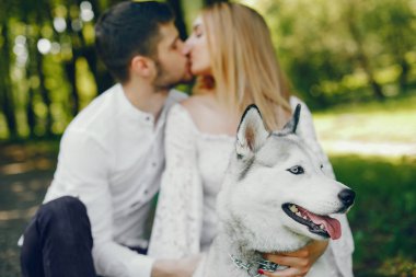 bir ormanda zarif çift