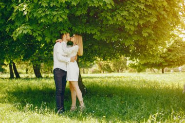 bir ormanda zarif çift