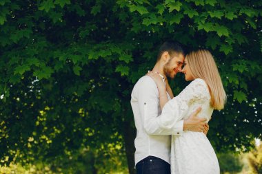 bir ormanda zarif çift