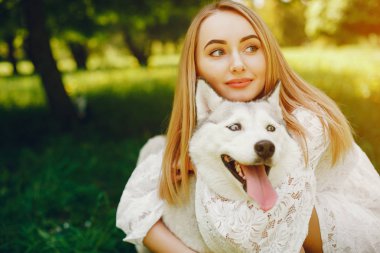 sevimli köpek ile zarif kız