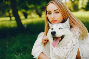 sevimli köpek ile zarif kız