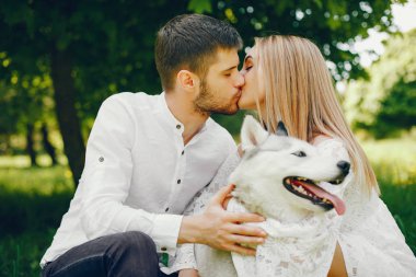 bir ormanda zarif çift