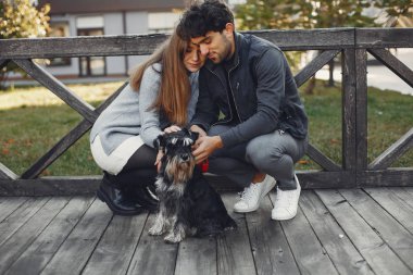 Güzel bir çift yaz şehrinde vakit geçirir.