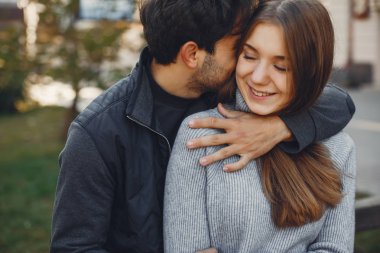 Güzel bir çift yaz şehrinde vakit geçirir.