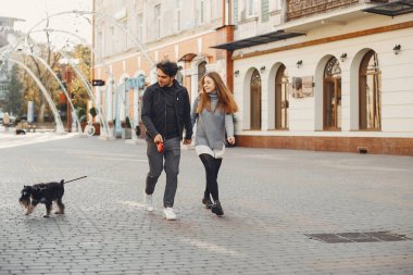 Güzel bir çift yaz şehrinde vakit geçirir.