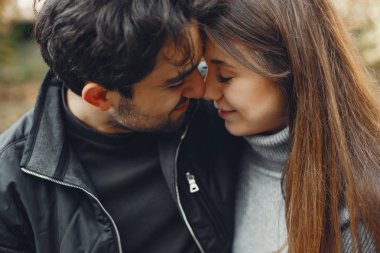 Güzel bir çift yaz şehrinde vakit geçirir.