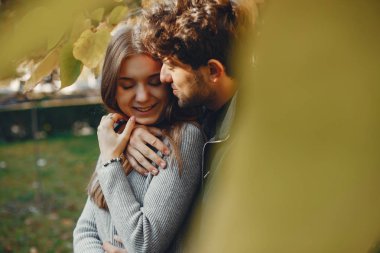 Güzel bir çift yaz şehrinde vakit geçirir.