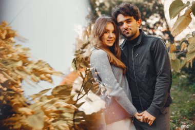 Güzel bir çift yaz şehrinde vakit geçirir.