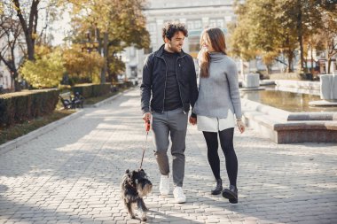 Güzel bir çift yaz şehrinde vakit geçirir.