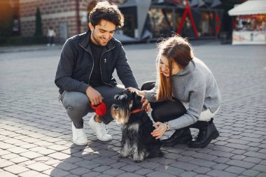 Güzel bir çift yaz şehrinde vakit geçirir.