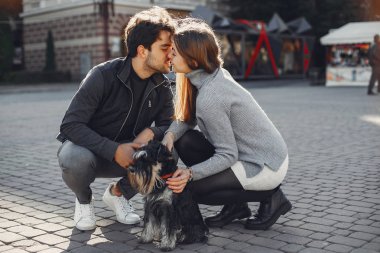 Güzel bir çift yaz şehrinde vakit geçirir.