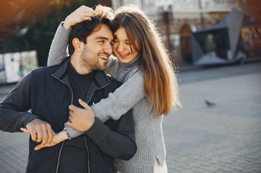 Güzel bir çift yaz şehrinde vakit geçirir.