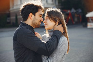 Güzel bir çift yaz şehrinde vakit geçirir.