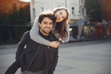 Güzel bir çift yaz şehrinde vakit geçirir.