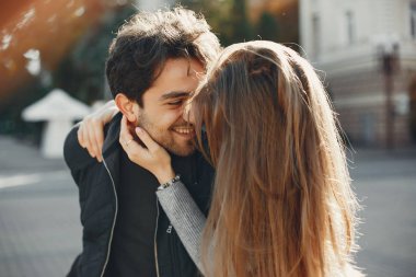 Güzel bir çift yaz şehrinde vakit geçirir.