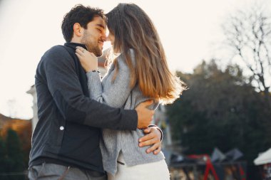 Güzel bir çift yaz şehrinde vakit geçirir.