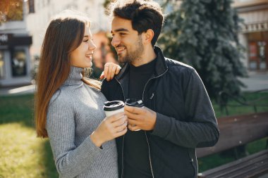 Güzel bir çift yaz şehrinde vakit geçirir.