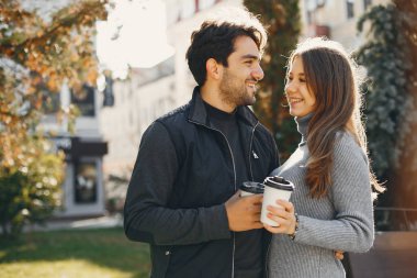 Güzel bir çift yaz şehrinde vakit geçirir.