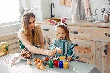 Anne ve küçük kızı mutfakta.