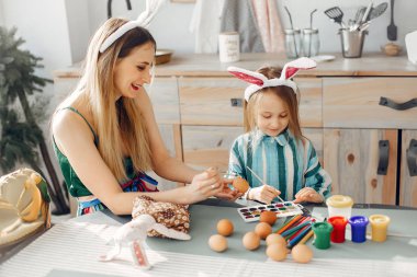 Anne ve küçük kızı mutfakta.