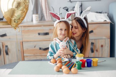 Anne ve küçük kızı mutfakta.