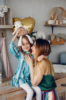 Anne ve küçük kızı bir odada.