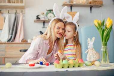 Anne ve küçük kızı mutfakta.