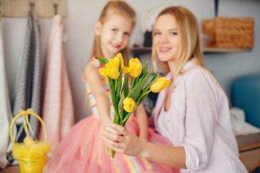 Anne ve küçük çocuk evde.