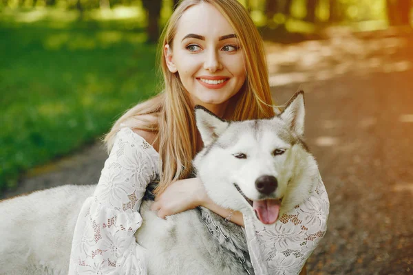 Elegante ragazza con cane carino — Foto Stock