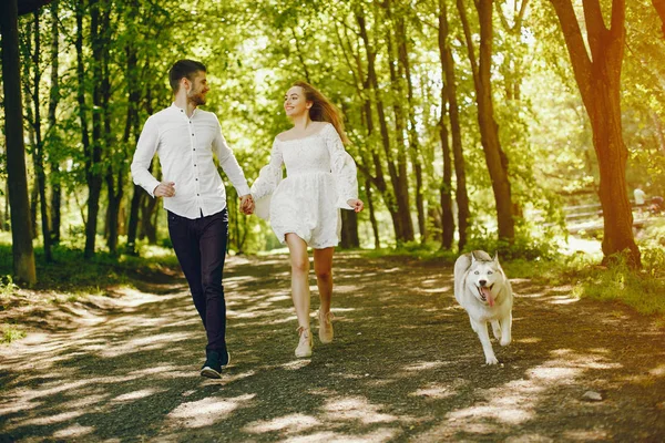 Casal elegante em uma floresta — Fotografia de Stock