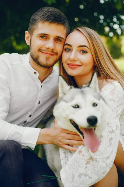 Casal elegante em uma floresta — Fotografia de Stock