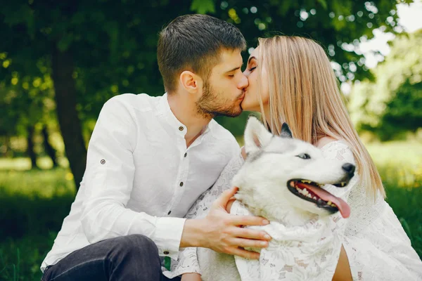 bir ormanda zarif çift