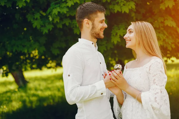 Pareja elegante en un bosque — Foto de Stock