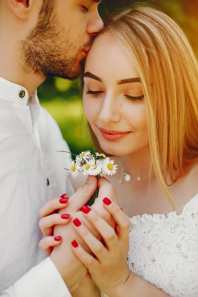 Casal elegante em uma floresta — Fotografia de Stock