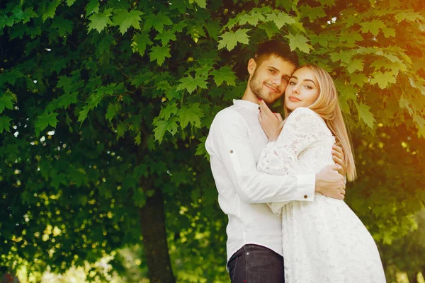 Coppia elegante in un bosco — Foto Stock