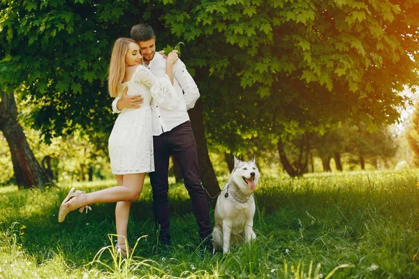 Casal elegante em uma floresta — Fotografia de Stock