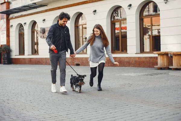 Güzel bir çift yaz şehrinde vakit geçirir. — Stok fotoğraf