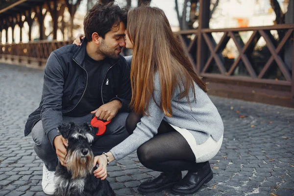 Bella coppia trascorrere del tempo in una città estiva — Foto Stock