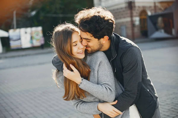 Beau couple passer du temps dans une ville d'été — Photo