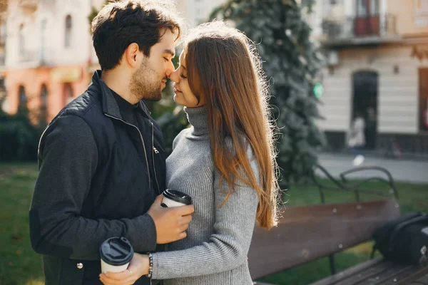 Beau couple passer du temps dans une ville d'été — Photo