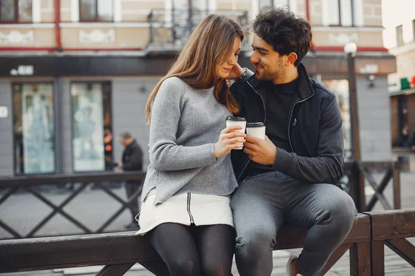 Hermosa pareja pasar tiempo en una ciudad de verano — Foto de Stock