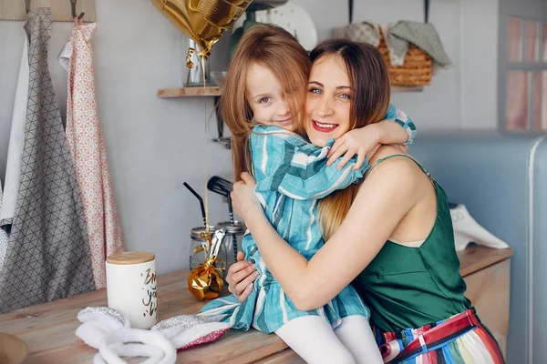 Moeder met dochtertje in een kamer — Stockfoto