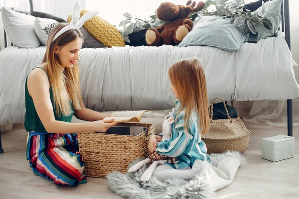 Mãe com filhinha em um quarto — Fotografia de Stock